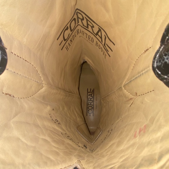 Ladies size 8 Corrals (black) - Picture 5 of 5